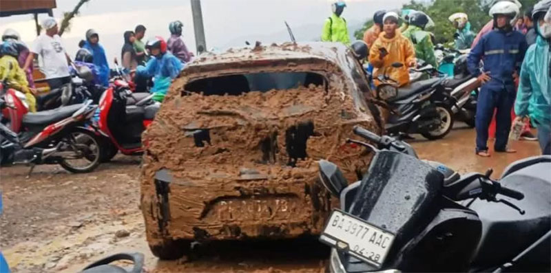 Musibah longsor kembali terjadi di jalur ekstrem Sitinjau Lauik, Ahad (12/5/2024). Akibatnya dua unit mobil terseret ke dasar jurang.
