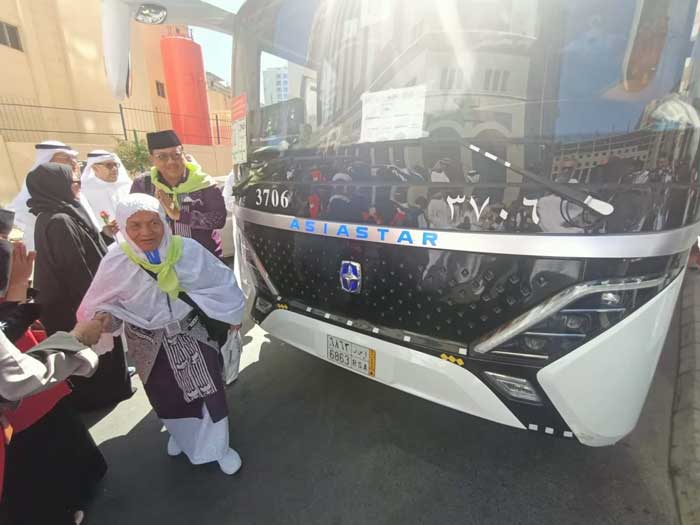 MASUK HOTEL: Rombongan jemaah haji penerbangan oerdana dari kloter 1 Embarkasi Jakarta tiba di hotel Abraj Tabah, Madinah pada Minggu (12/5) .