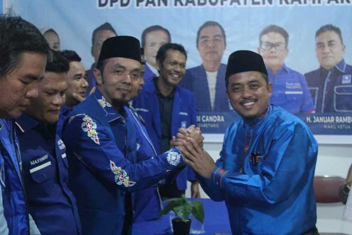 Ketua DPD Golkar Kampar Repol SAg MIP mengembalikan formulir pendaftaran bakal calon bupati Kampar ke PAN Kampar di Bangkinang Kota, Ahad (12/5/2024).