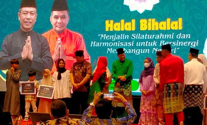 Ketua Umum IKMKB Jakarta, Dr. Fauzan dan Ketua Umum Persatuan Masyarakat Riau Jakarta (PMKJ), Komjen Pol (purn) Prof, Gatot Eddy Pramono menyerahkan santunan anak yatim.