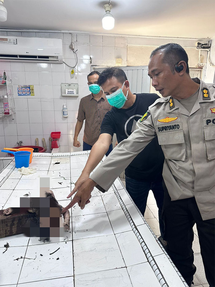Jenazah bayi perempuan sudah tidak bernyawa saat dievakuasi di Rumah Sakit Bhayangkara Polda Riau, Ahad (12/5/2024).