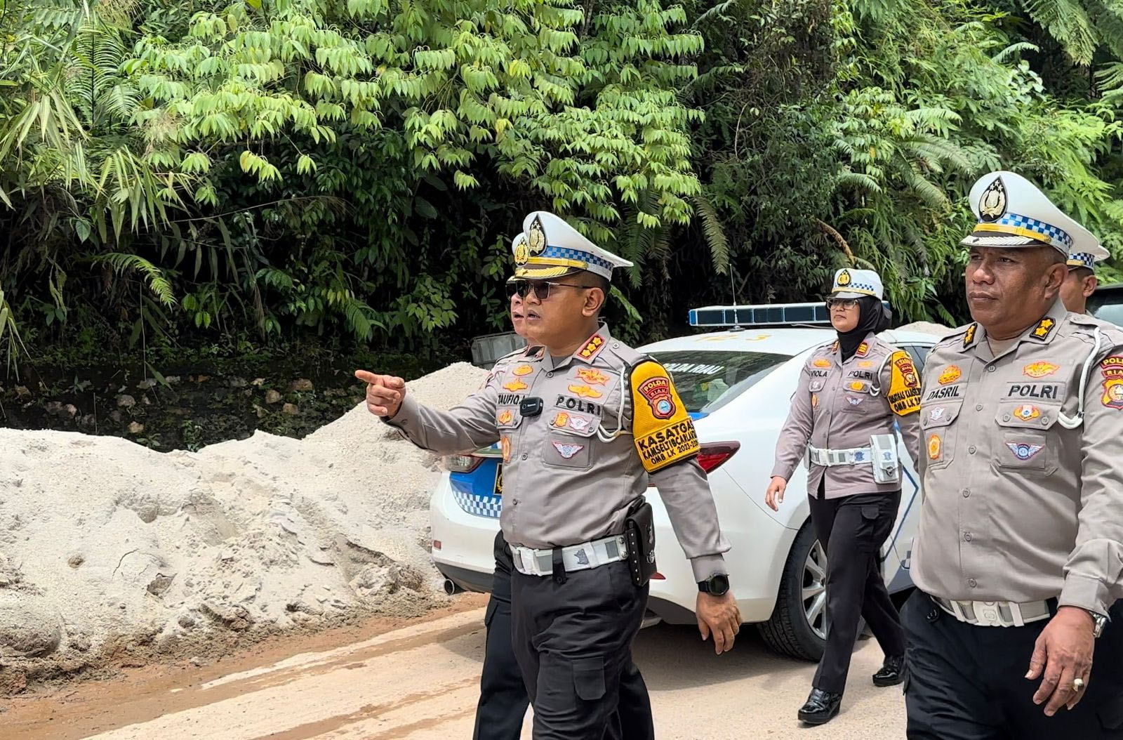 Dirlantas Polda Riau Kombes Pol Taufiq Lukman saat meninjau longsor di Jalan Lintas Sumbar-Riau Km 30, Kabupaten 50 Kota, Sumatera Barat, Senin (13/5/2024).