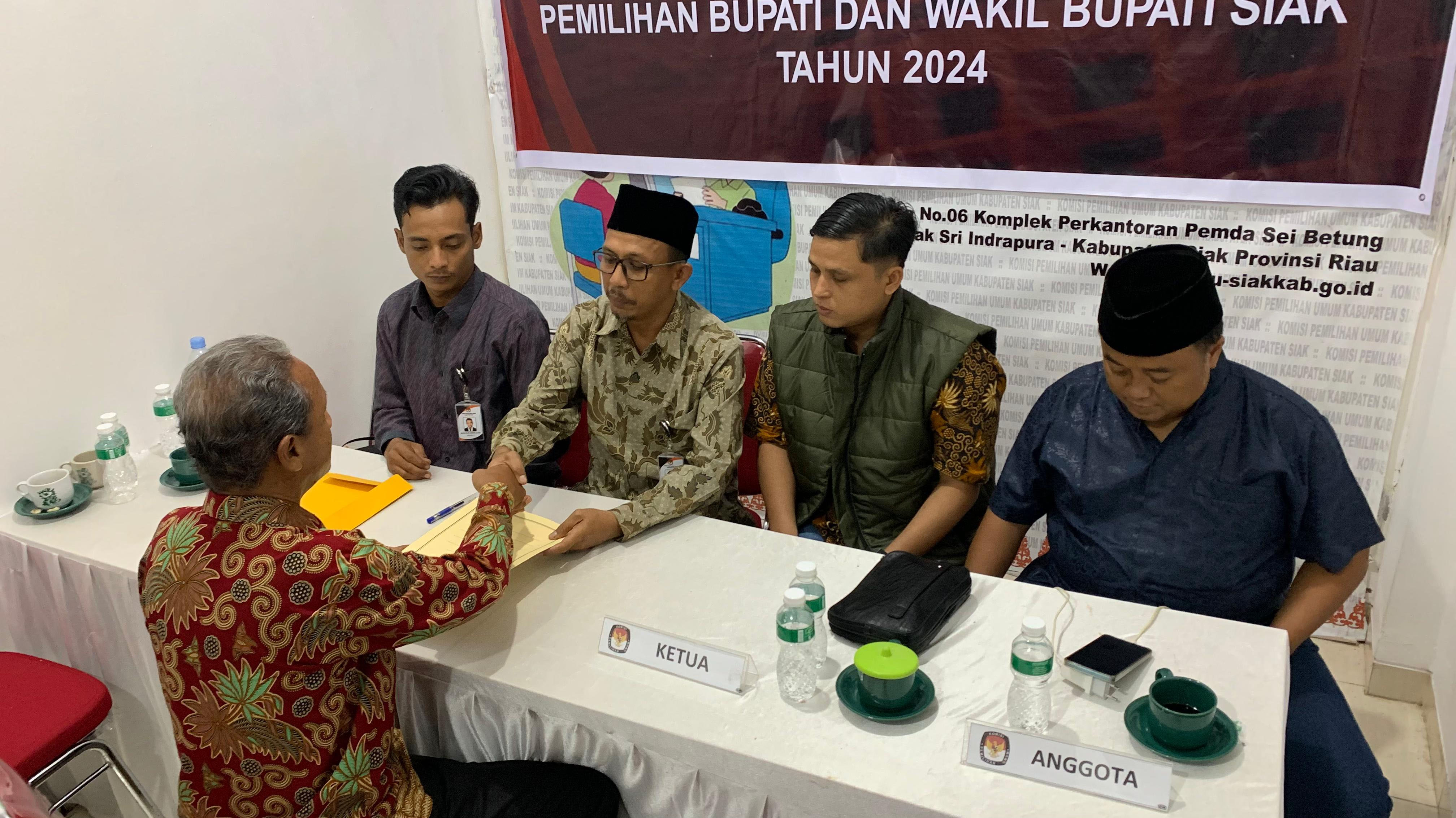 Ketua KPU Siak Said Dharma Setiawan bersalaman saat menerima berkas data pendukung Turyono-Lilik oleh Kristiyono, sebagai penghubung atau LO di Kantor KPU Siak, Ahad (12/5/2024).