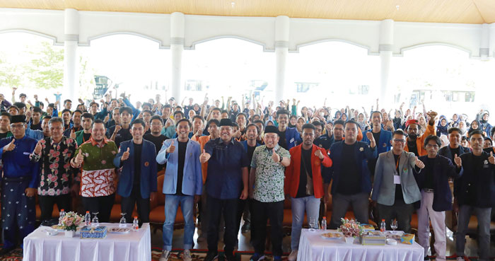 Bupati Siak Alfedri, Wabup Husni Merza, Asisten III Rozi Chandra foto bersama BEM se-Indonesia di Balairung Datuk Empat Suku Komplek Abdi Praja Siak.