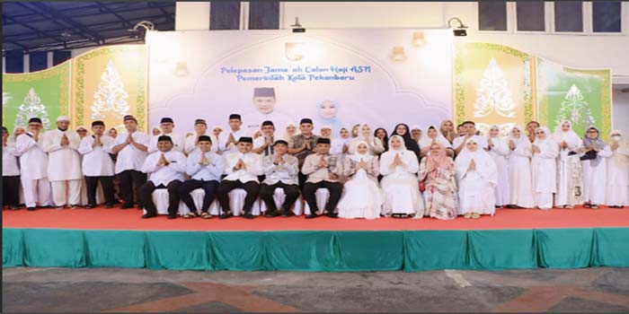 Pj Wako Pekanbaru Muflihun (lima kanan duduk) berfoto bersama JCH ASN Pemko Pekanbaru, Sabtu (12/5/2024).