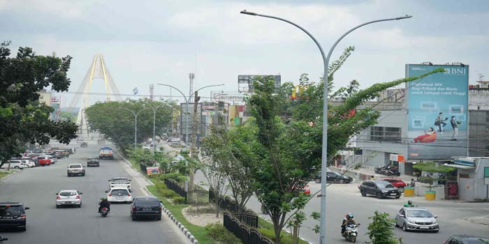 Sejumlah tiang lampu penerangan jalan umum (LPJU) berdiri di Jalan Jenderal Sudirman, Senin (18/3/2024).
