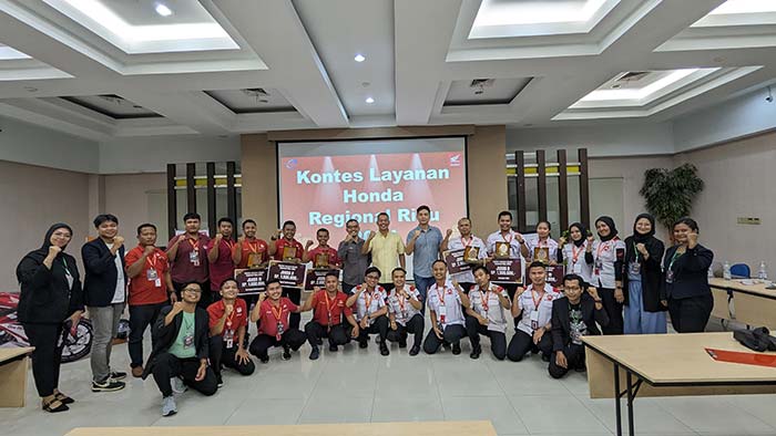 Pemenang Kontes Layanan Honda Regional Riau 2024 berfoto bersama jajaran pimpinan PT Capella Dinamik Nusantara Riau usai pengumuman dan penyerahan hadiah kepada pemenang di kantor PT CDN Riau
