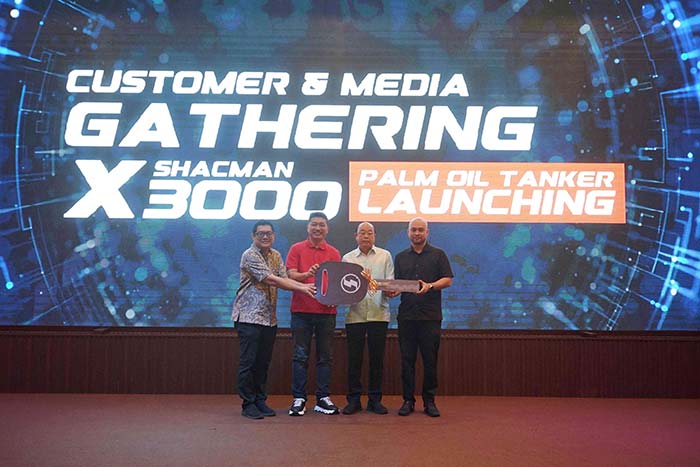 ounder PT Tribuana Global Group, holding company dari MC Group Authorized Distributor Shacman Toni Lim bersama Direktur MC Group Dirmanto , menyerahkan kunci secara simbolis  kepada konsumen sekaligus