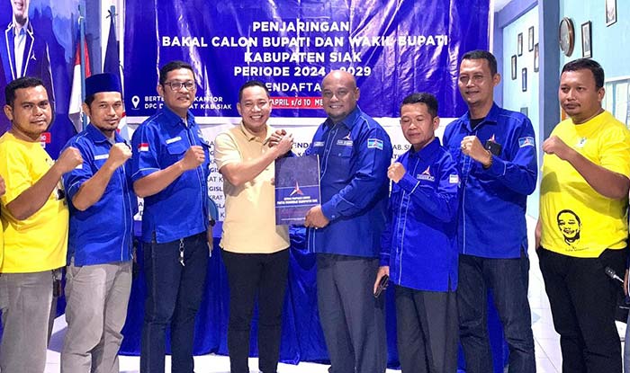 Ketua DPRD Kabupaten Siak Indra Gunawan yang akrab disapa Ngah mengembalikan berkas sebagai bakal calon Bupati Siak yang diterima Ketua Partai Demokrat Kabupaten Siak Syamsurizal Budi dan pengurusnya