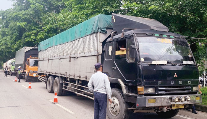 Anggota Dishub Riau melakukan razia di beberapa ruas jalan di Kota Dumai, akhir pekan kemarin. Dalam razia gabungan ini, ratusan truk berhasil terjaring.