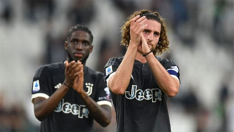 Adrien Rabiot (kanan) menyelamatkan Juventus dari kekalahan melawan tim juru kunci Salernitana pada pekan ke-36 Serie A Italia.