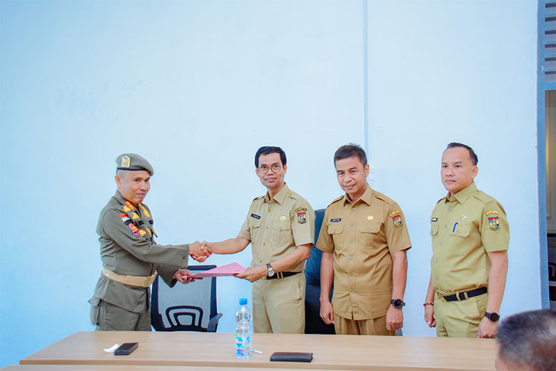 Pj Sekda Kampar Ahmad Yuzar menyaksikan sertijab  Plt Kepala Dinas Kominfo dan Persandian Kabupaten Kampar kepada Arizon dari Irwan AR di Kantor Diskominfo dan Persandian.