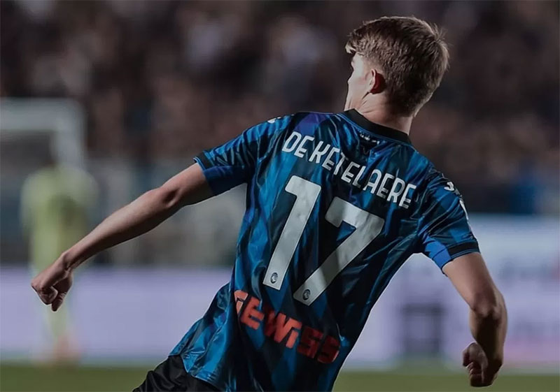 Charles de Katelaere melakukan selebrasi setelah mencetak gol kedua ke gawang AS Roma dalam kemenangan Atalanta 2-1.