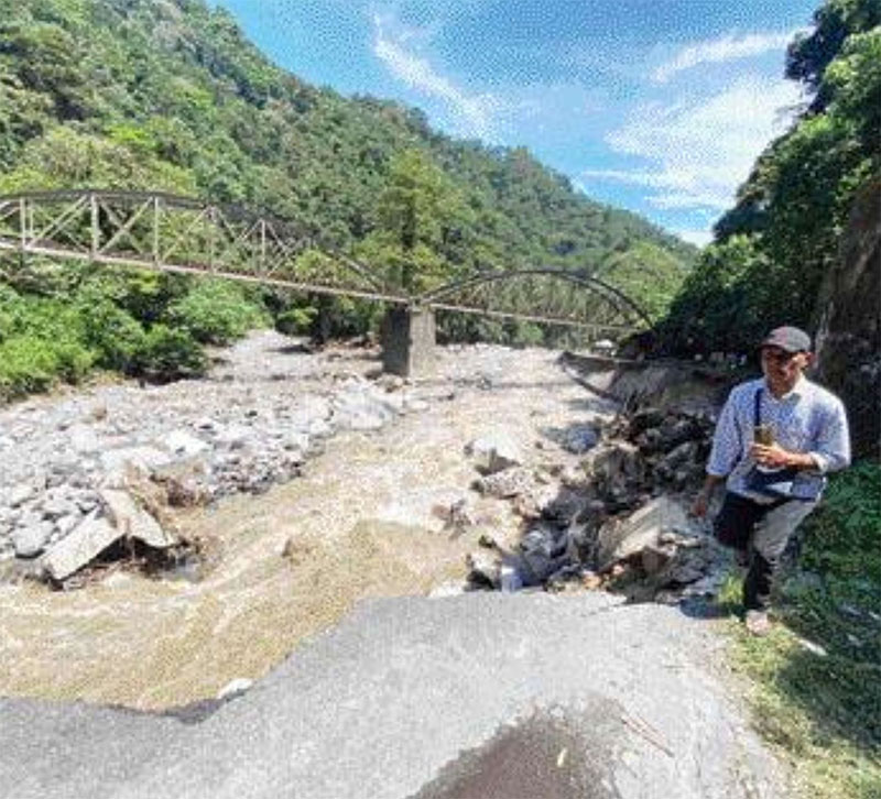 Jalan Padang- Bukittinggi via Padangpanjang untuk sementara waktu tidak bisa dilewati setelah badan jalan amblas karena banjir bandang di kawasan Lembah Anai, Sabtu malam lalu.