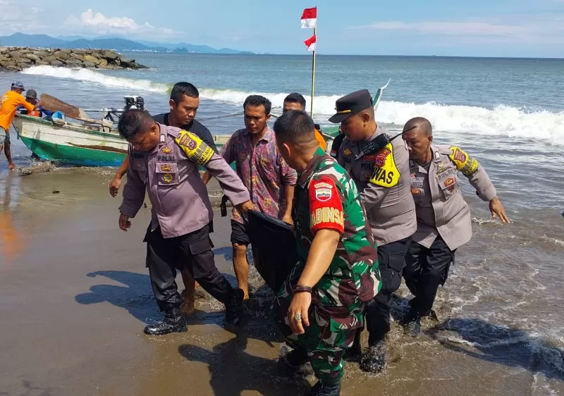 Evakuasi korban banjir bandang Padangpanjang yang ditemukan oleh nelayan mengambang di laut Muaro Anai, Pasir Jambak, Padang.