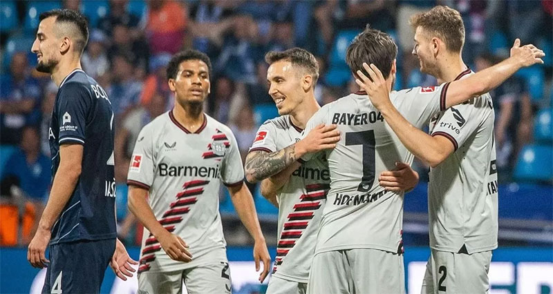 Pemain Bayer Leverkusen merayakan gol ke gawang Bochum. Kemenangan 5-0 atas Bochum membuat Leverkusen genap 50 laga tidak terkalahkan.