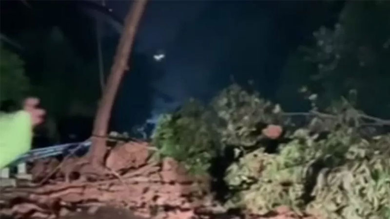 Longsor di bawah jembatan layang Kelok 9, Jorong Lubuk Bangku, Nagari Sarilamak, Kabupaten Limapuluh Kota menyebabkan Jalan Riau-Sumbar  putus, Ahad (12/5/202)