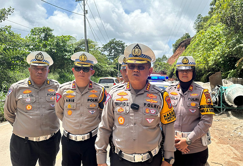 Dirlantas Polda Riau Kombes Pol Taufiq Lukman dan Kasatlantas Polres Kampar AKP Viloa Dwi Anggraini (kanan) saat meninjau arus lalu lintas dari Sum menuju Riau di Kabupaten 50 Kota, Senin (13/5/2024).