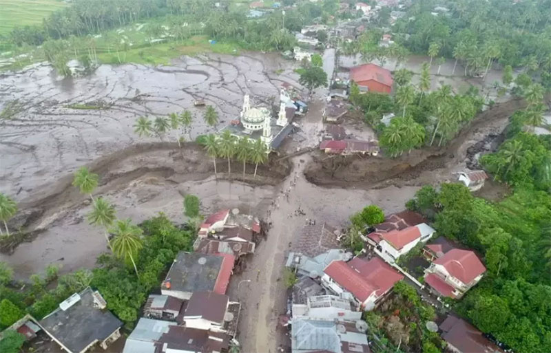 Pantauan udara lokasi banjir bandang di Kabupaten Tanahdatar, Sumatera Barat.