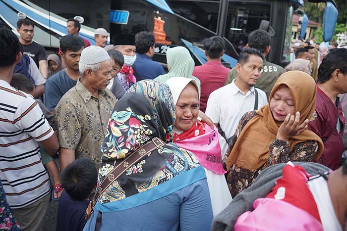 Keluarga Jemaah Calon Haji menangis melepas keberangkatan keluarganya yang akan melaksanakan ibadah haji di Kantor Kementerian Agama Kota Pekanbaru,