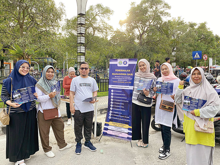 Ketua Prodi Magister Pendidikan Dasar FKIP Unri Dr Hendri Marhadi SE MPd bersama mahasiswa sosialisasi prodi di CFD, Ahad (12/5/2024).