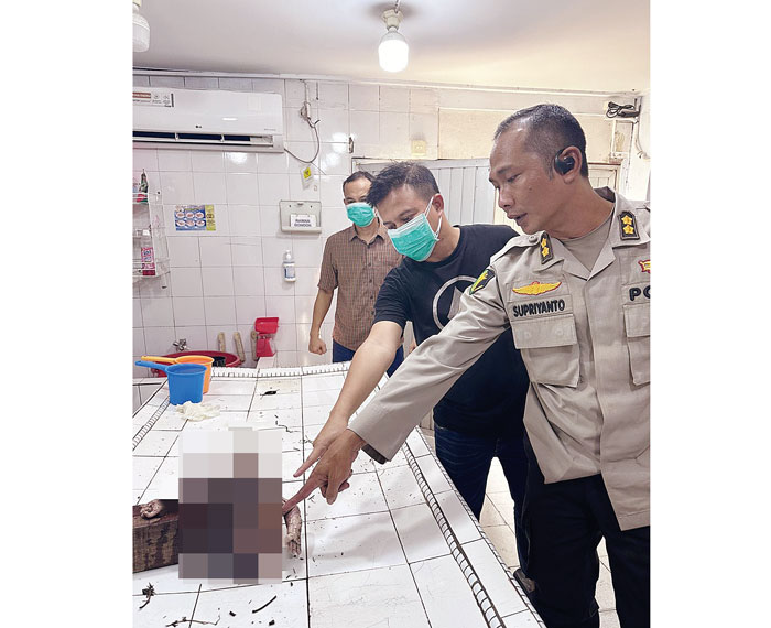 Mayat bayi perempuan saat dievakuasi di&nbsp;Rumah Sakit Bhayangkara Polda Riau, Ahad (12/5/2024).