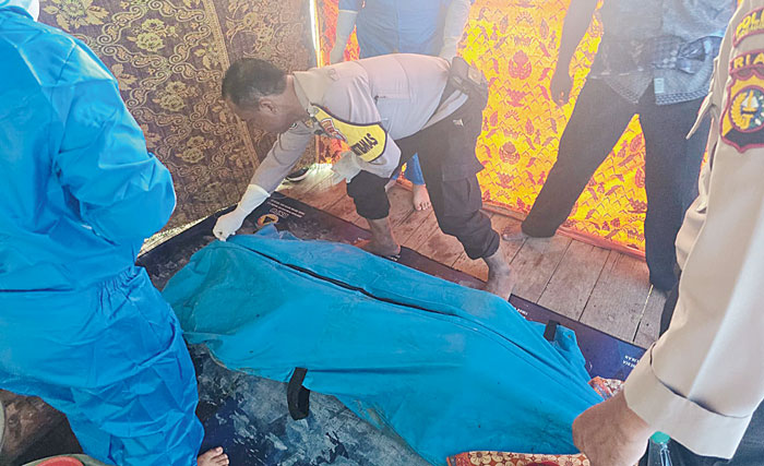 Jasad Fikri Arif, korban tenggelam saat berada di Puskesmas Kuala Cenaku, Kabupaten Inhu, Senin (13/5/2024).