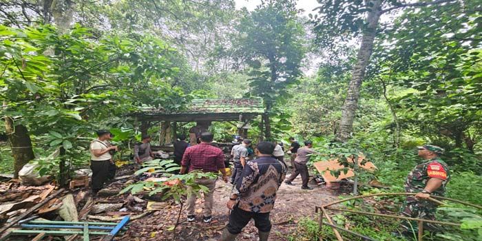 Anggota Polsek Tampan membongkar bangunan rumah yang ada di lingkungan salah satu kampus, karena diduga dijadikan sebagai tempat transaksi dan menghisap ganja, Rabu (8/5/2024).