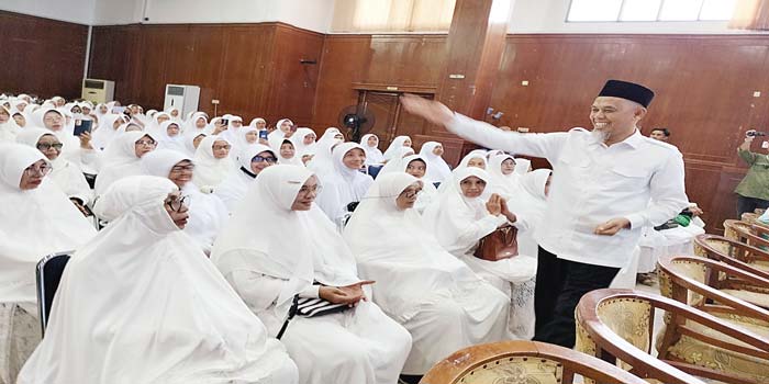 Wali Kota Dumai H Paisal SKM Mars di gedung Sri Bunga Tanjung menaburi beras kunyit dalam rangkaian tepuk tepung tawar kepada 248 JCH Dumai yang akan berangkat ke Tanah Suci Makkah, Senin (13/5/2024).