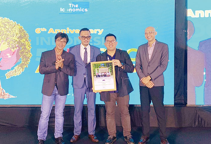 Pihak JNE saat menerima penghargaan sebagai Indonesia Best 50 CSR Courier Service Category 2024 dari The Iconomics yang digelar di  Hotel Borobudur, Jakarta, belum lama ini.
