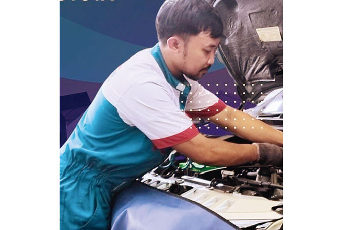 Seorang mekanik sedang melakukan service kendaraan konsumen Agung Toyota, belum lama ini.