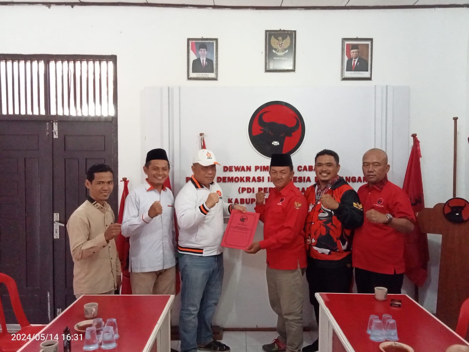 HM Rafee didampingi kader PKS Bengkalis menyerahkan formulir pendaftaran Balon Wabup ke Kantor PDI-P di Jalan Antara, Bengkalis, Selasa (14/5/2024).