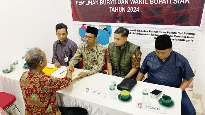 Ketua KPU Siak Said Dharma Setiawan bersalaman saat menerima berkas data pendukung Turyono-Lilik yang maju di Pilkada melalui jalur perseorangan di Kantor KPU Siak, Ahad (12/5/2024).