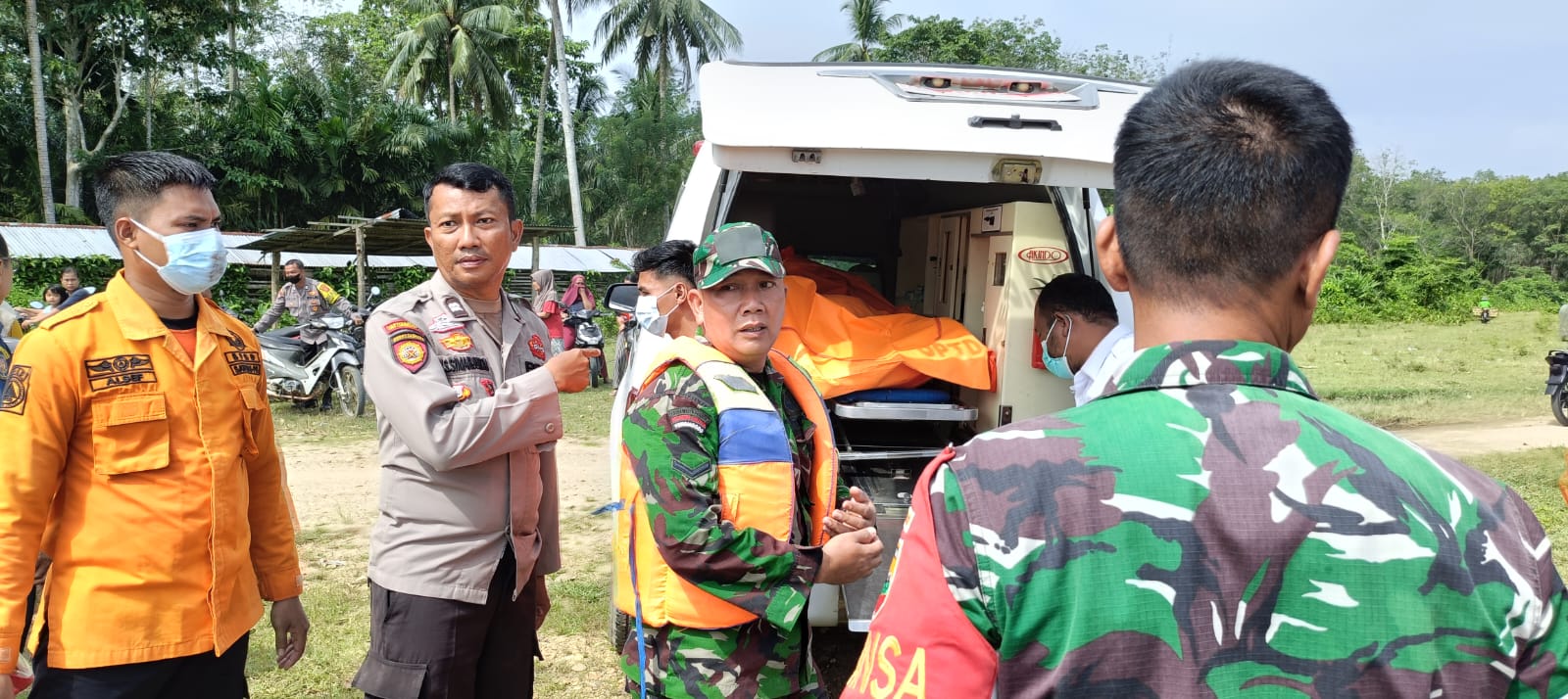 Mayat tanpa identitas ditemukan di Sungai Kuantan, Kuansing, Riau diduga korban galodo Sumbar, tampak sesaat akan dibawa ke RSUD Telukkuantan, Selasa (14/5/2024).