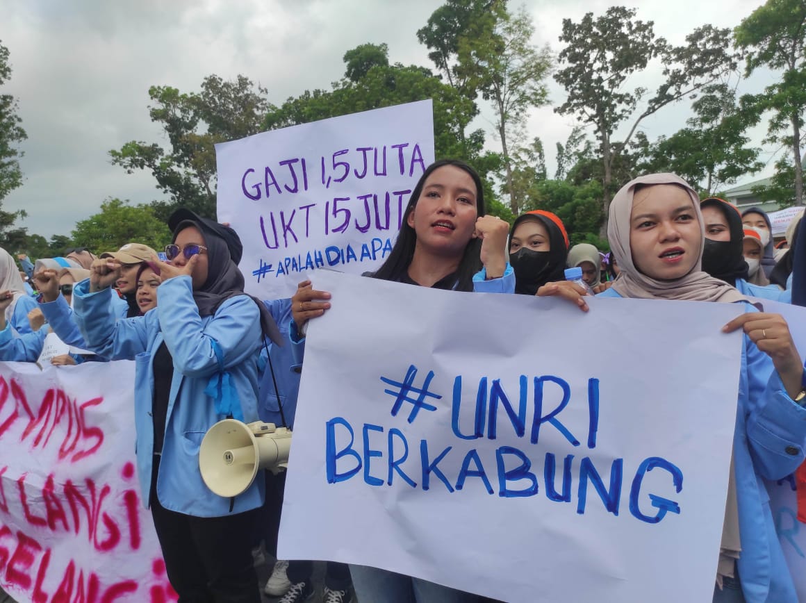 Mahasiswa Unri gelar aksi demo terkait kenaikan UKT dan IPI di Gedung Rektorat Kampus Binawidya Unri, Panam, Pekanbaru, Selasa (14/5/2024).