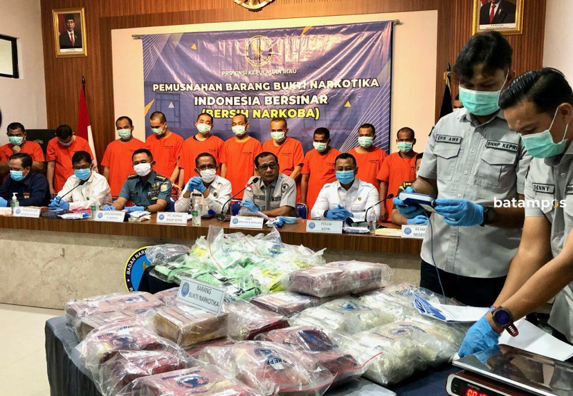 BNNP) Kepri menggelar pemusnahan barang bukti jenis sabu 43,5 kilogram dan esktasi 39.424 butir dari lima laporan narkotika dengan 10 tersangka.
