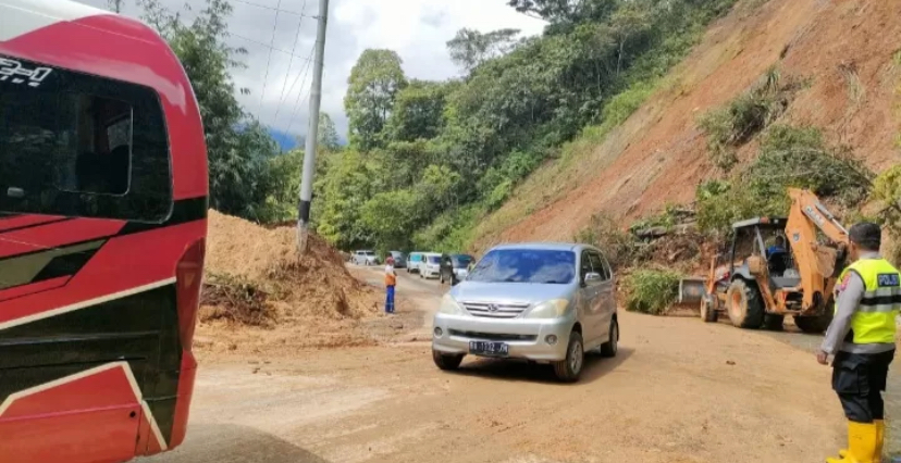 Setelah sempat terputus disebabkan oleh bencana longsor beberapa hari terakhir akses jalan Bukittinggi-Malalak kini terlihat ramai dan lancar.