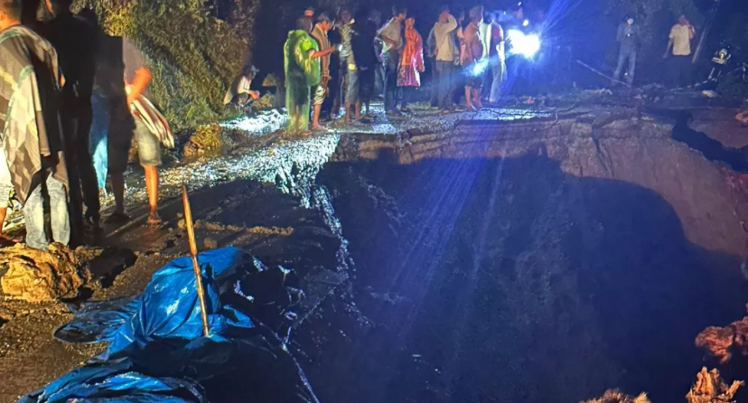 Ruas jalan nasional di Pantai Cermin longsor sepajang 15 meter membuat akses ke Solok Selatan lumpuh.