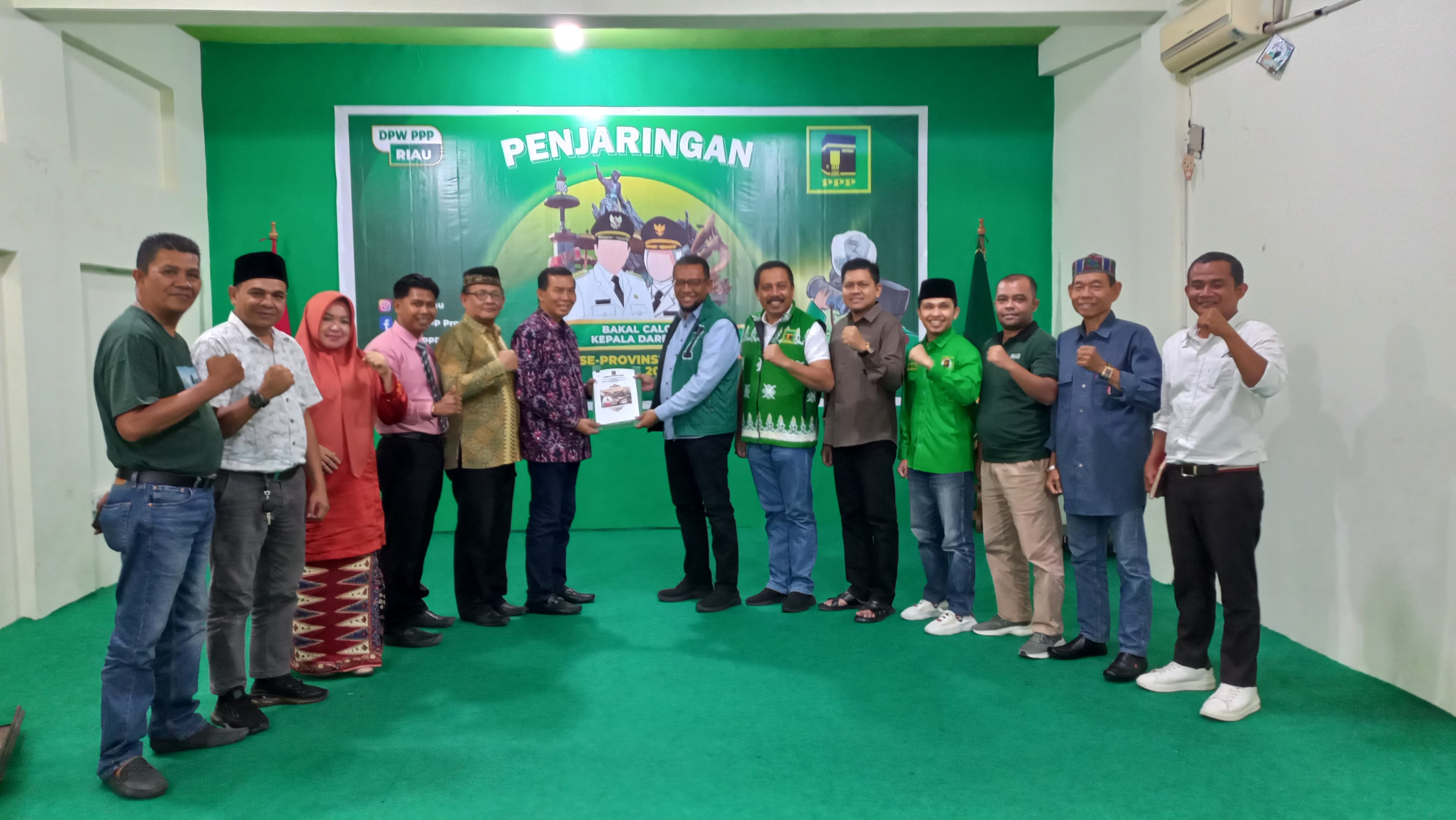 Mantan Wali Kota Pekanbaru, Dr H Firdaus, ST, MT bersama timnya mengembalikan formulir pendaftaran Bakal Calon (Bacalon) Gubernur Riau ke DPW PPP Riau, Selasa (14/5/2024).