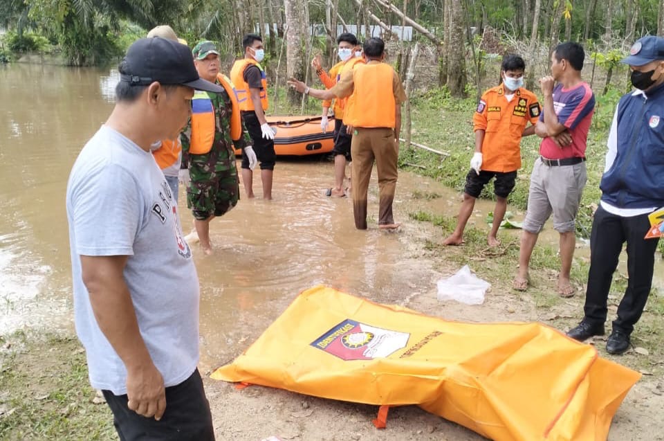 Mayat ditemukan mengapung di sungai Kuantan, tepatnya di Desa Seberang Taluk Hilir dievakuasi ke RSUD Telukkuantan, Selasa (14/5/2024).