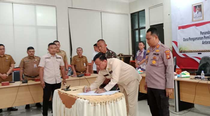 Bupati Kuansing Dr H Suhardiman Amby AK MM melakukan penandatanganan NPHD pengamanan pilkada Kuansing 2024, Selasa (14/5/2024).