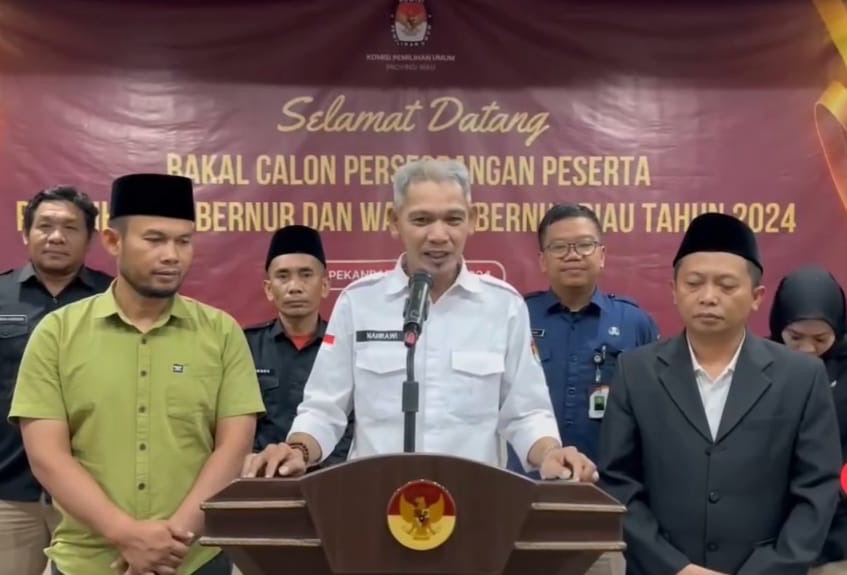 Komisioner KPU Riau saat mengumumkan pilgubri 2024 tanpa calon perseorangan, Ahad (12/5/2024).&nbsp;&nbsp;
