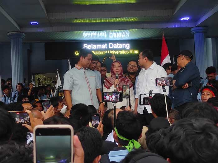 Rektor UNRI Sri Indarti menjumpai massa aksi mahasiswa UNRI di Rektorat UNRI, Pekanbaru, Selasa (14/5)