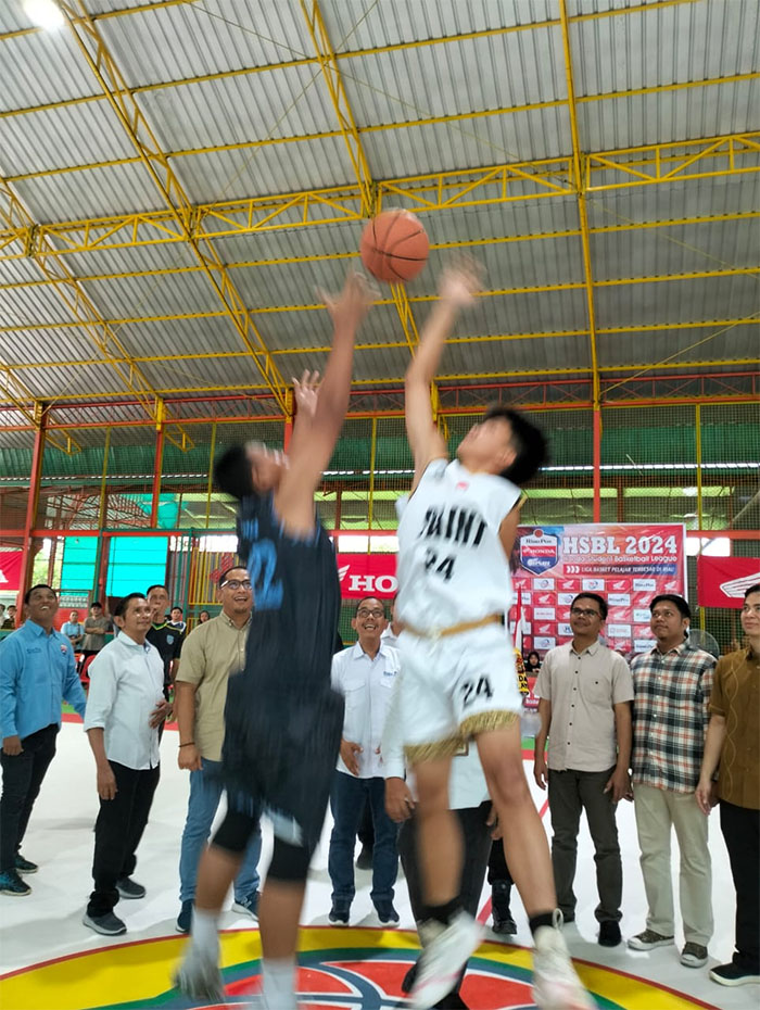 Kedua pemain memperebutkan bola di udara sebagai tanda diresmikan event Riau Pos-HSBL Dumai Series, Rabu (15/5/2024) yang dipusatkan di kelenteng Hock Liong Kiong Dumai.