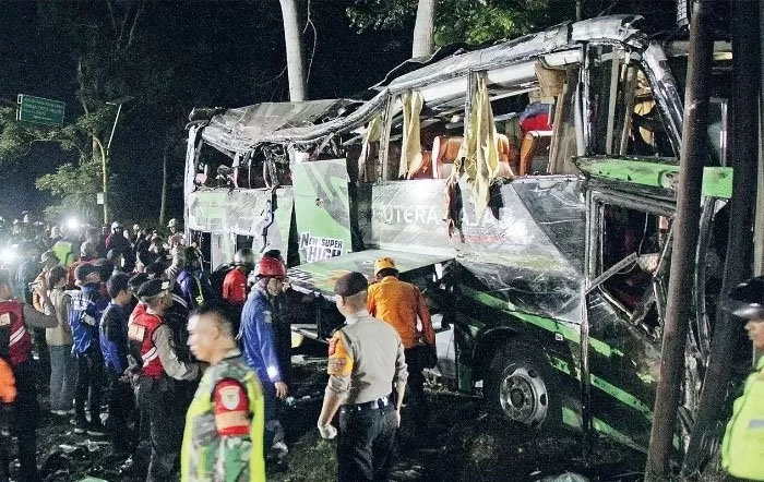 Petugas gabungan mengevakuasi bus Putera Fajar yang mengalami kecelakaan di Ciater, Kabupaten Subang, Sabtu (11/5).