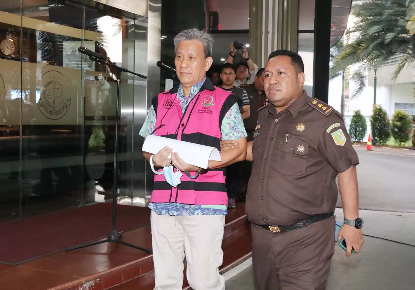 Direktur Utama PT Sansaine Exindo Jemmy Sutjiawan memakai rompi tahanan usai menjalani pemeriksaan di Kejaksaan Agung, Jakarta, Senin (11/9/2023).