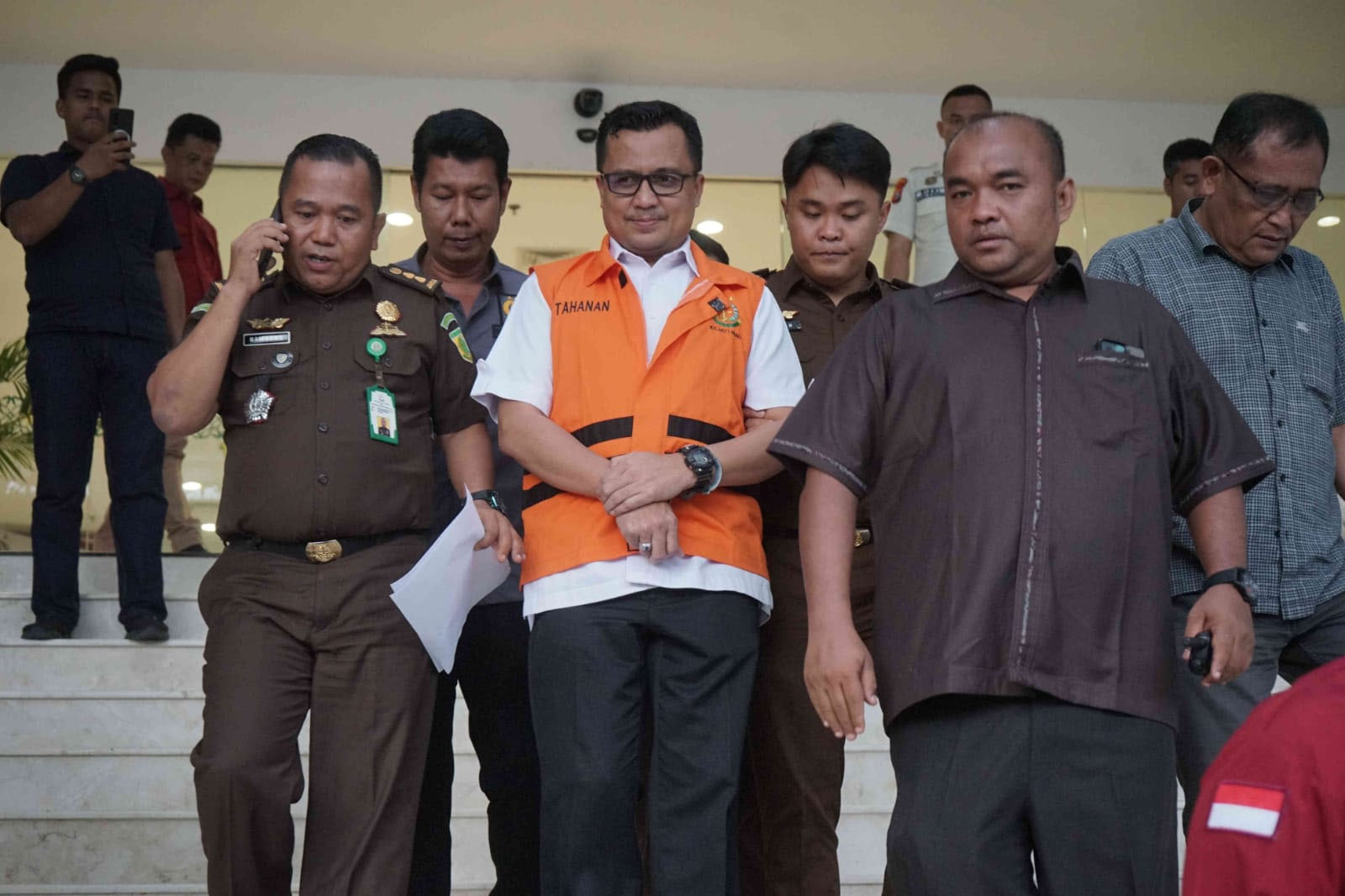 Kadisdik Riau Tengku Fauzan Tambusai (TFT) saat digiring petugas di Kantor Kejaksaan Tinggi Riau Jalan Sudirman, Rabu (15/5/2024).