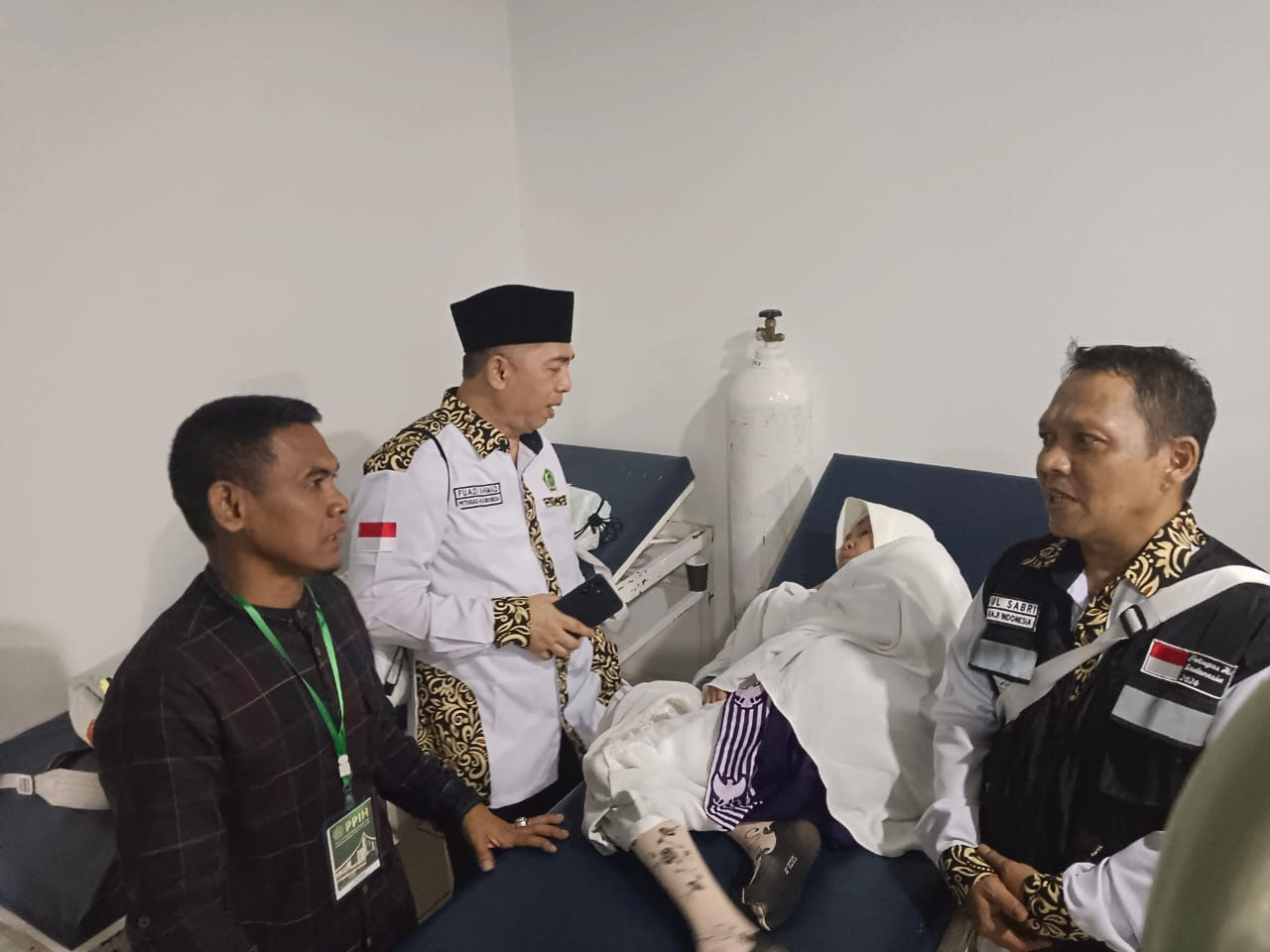 Kakan Kemenag Kampar H Fuadi Ahmad didampingi Kasi Penyelenggara Haji dan Umroh H Zulfaimar membesuk 6 JCH yang dirawat di Klinik Kesehatan Asrama Haji Batam, Batam Center, Rabu (15/5/2024).