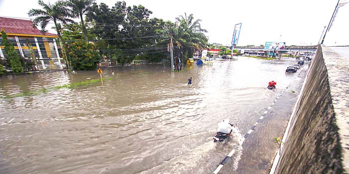 Ruas Jalan HR Soebrantas di bawah  flyover Pasar Pagi Arengka terendam banjir usai hujan dengan intensitas tinggi mengguyur Kota Pekanbaru, Selasa (14/5/2024).