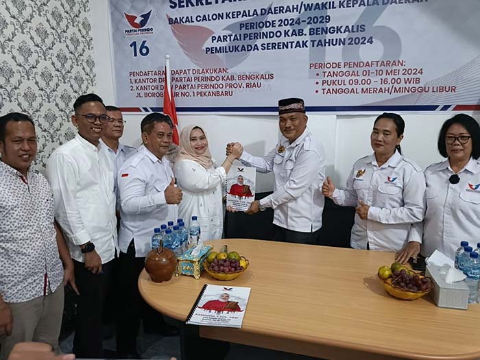 Bakal calon bupati Bengkalis, Kasmarni, mengembalikan formulir pendaftarannya kepada Partai Perindo di Kantor DPD Partai Perindo Jalan Sudirman, Kelurahan Air Jamban, Kecamatan Mandau, Bengkalis, Sela